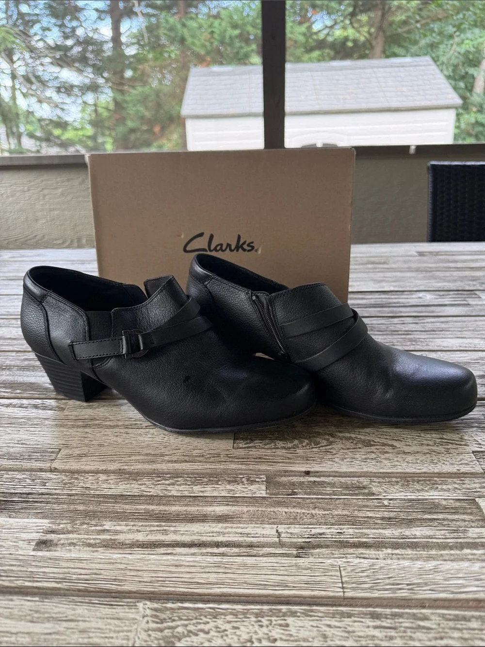 Clarks Black Leather Ankle Booties with Side Buckle Cuir noir